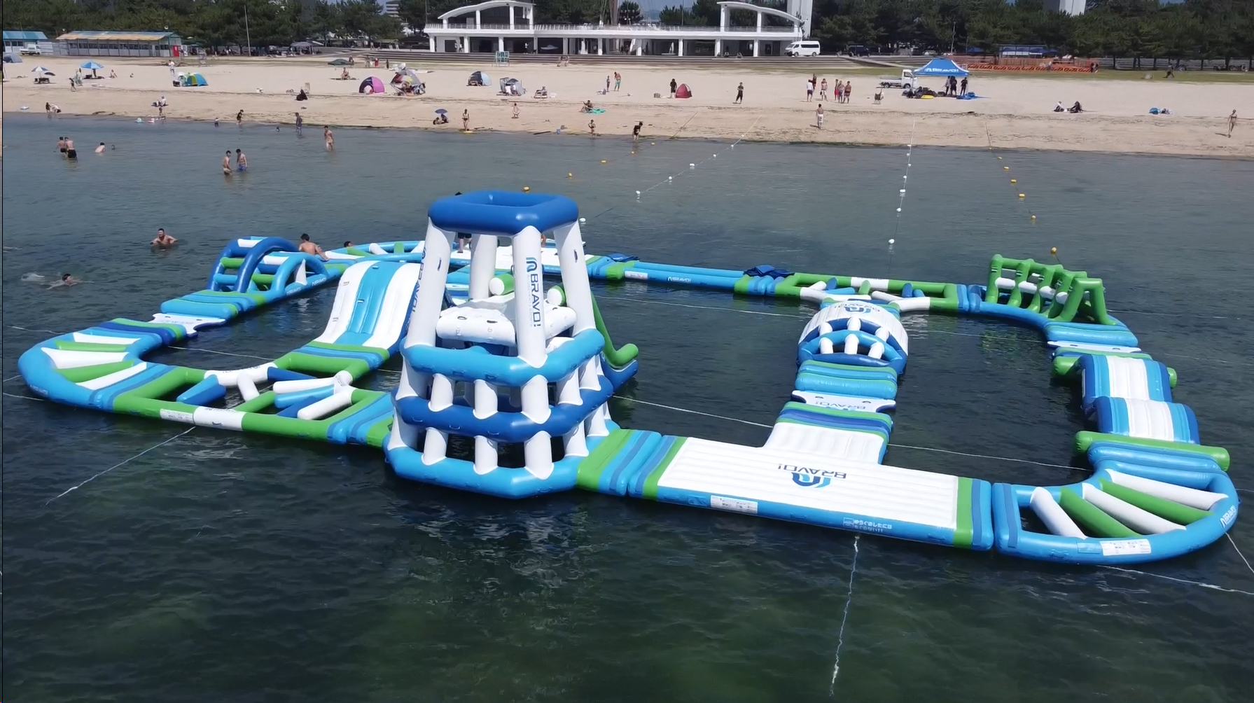 二色の浜の海とウォーターパーク