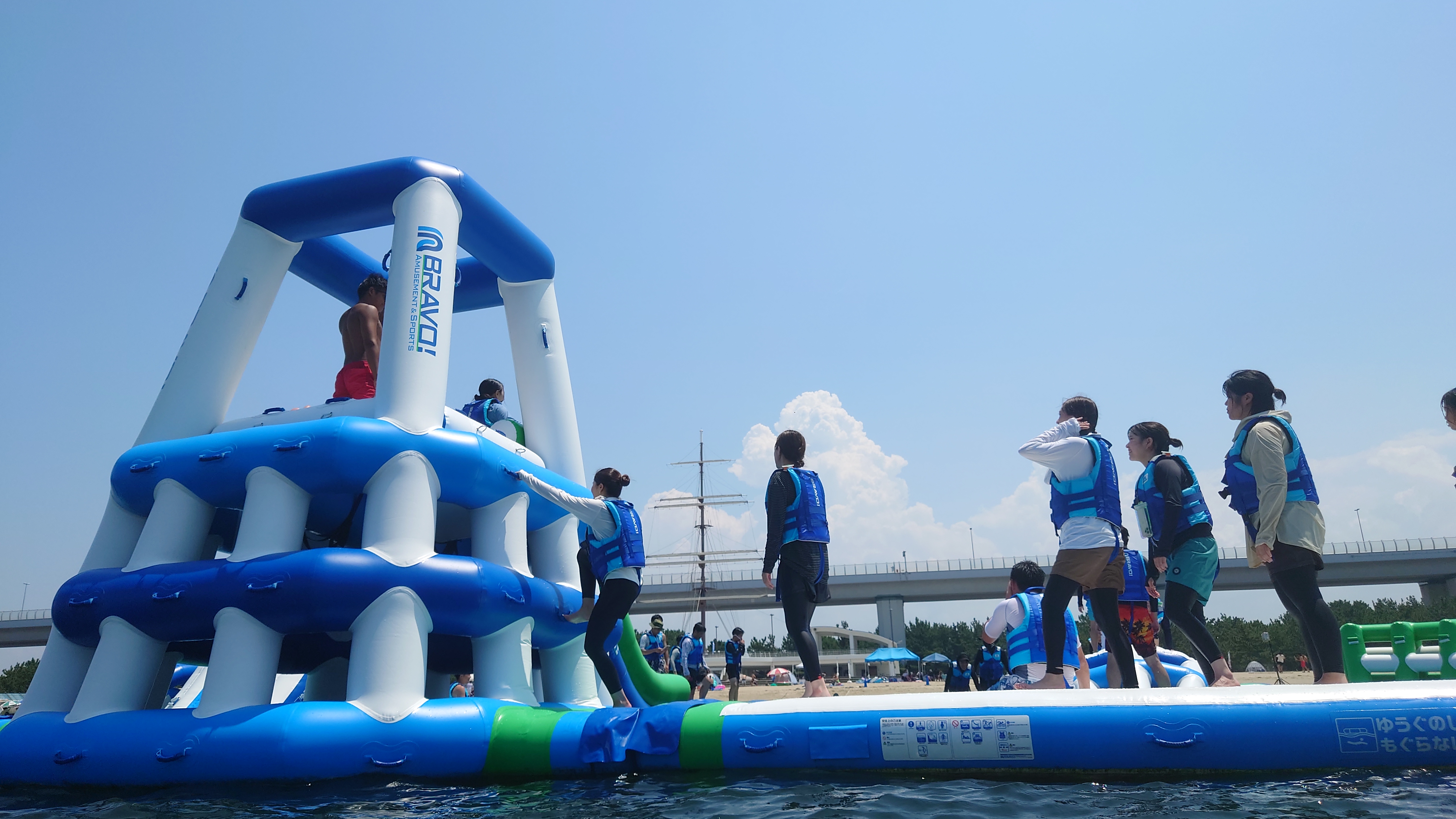二色の浜の海とウォーターパーク