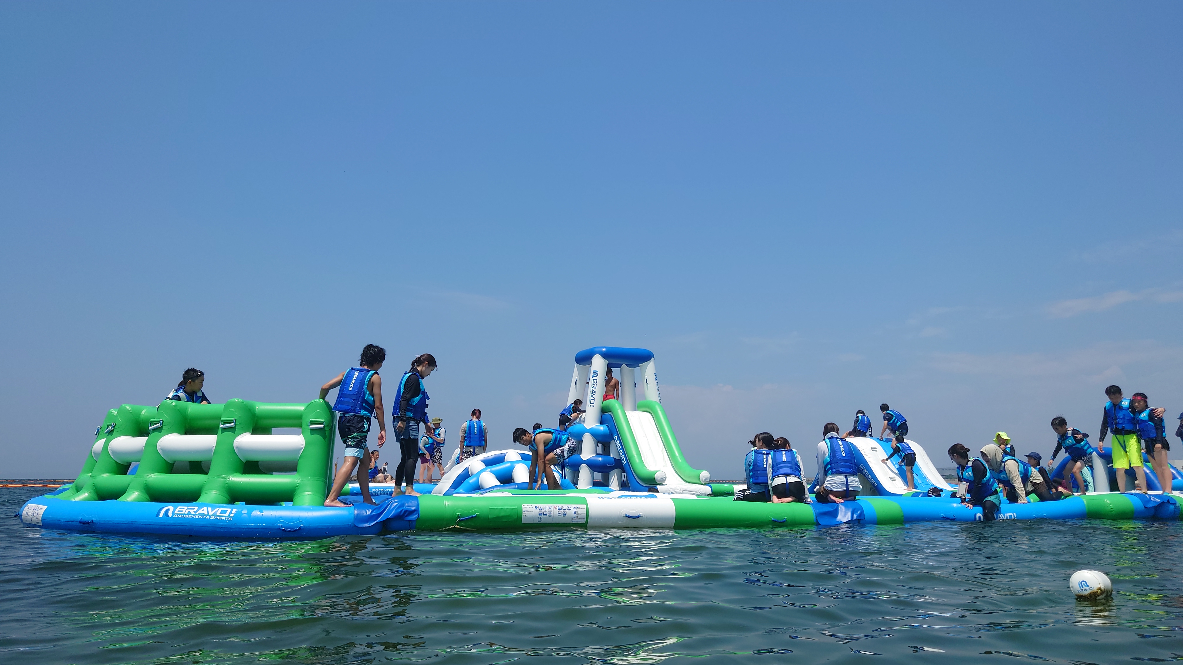 二色の浜の海とウォーターパーク